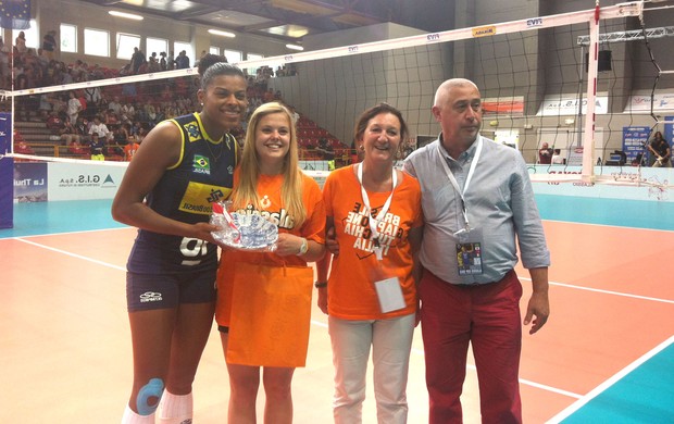 Fernanda Garay recebe o prêmio de melhor do jogo , TORNEIO DE ALASSIO (Foto: Leonardo Moraes / CBV)