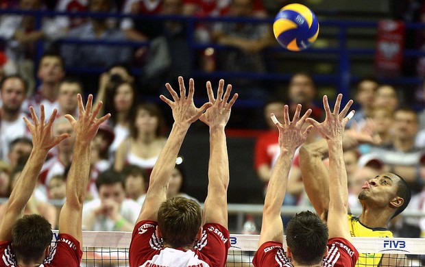 Ricardo Souza vôlei Brasil contra Polônia (Foto: EFE)