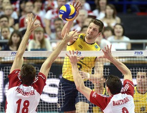 Éder vôlei Brasil contra Polônia (Foto: EFE)