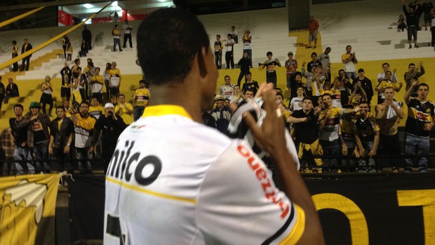 Lins agradece torcida Criciúma (Foto: João Lucas Cardoso)