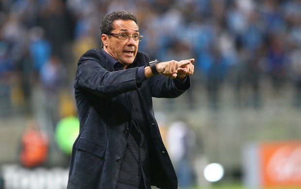 Vanderlei Luxemburgo orienta Grêmio contra o Vitória (Foto: Lucas Uebel/Grêmio FBPA)