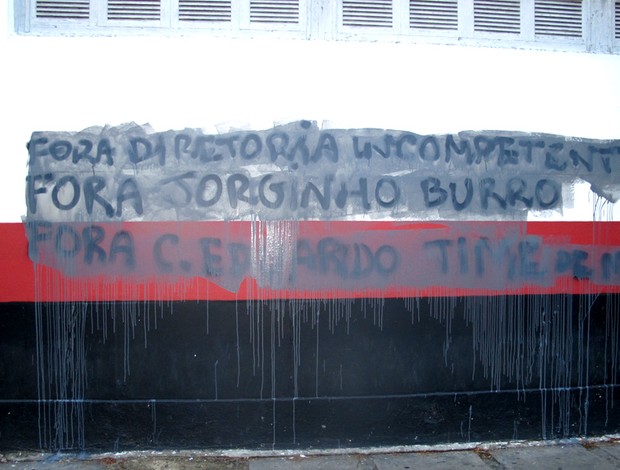 muro pichado flamengo gávea (Foto: Fábio Leme )