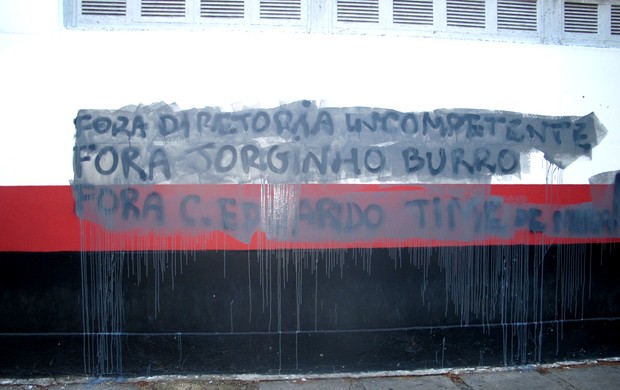 muro pichado flamengo gávea (Foto: Fábio Leme )