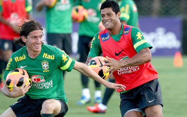 Hulk e Filipe Luis no treino Seleção (Foto: Mowa Press)