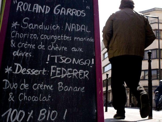 Placa sobremesa restaurante Federer e Tsonga roland garros (Foto: Agência AP)