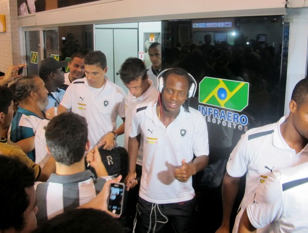 Andrezinho Botafogo Aracaju chegada (Foto: Thales Soares)