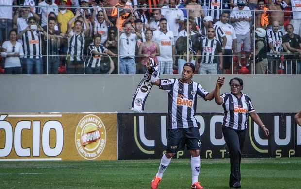 Ronaldinho Gaúcho e dona Miguelina (Foto: Bruno Cantini / Flickr do Atlético-MG)