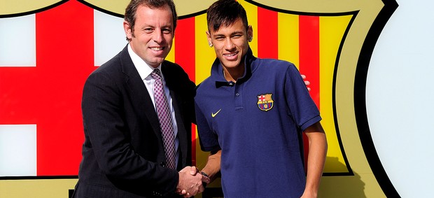 Neymar com Sandro Rosell presidente do Barcelona (Foto: AFP)