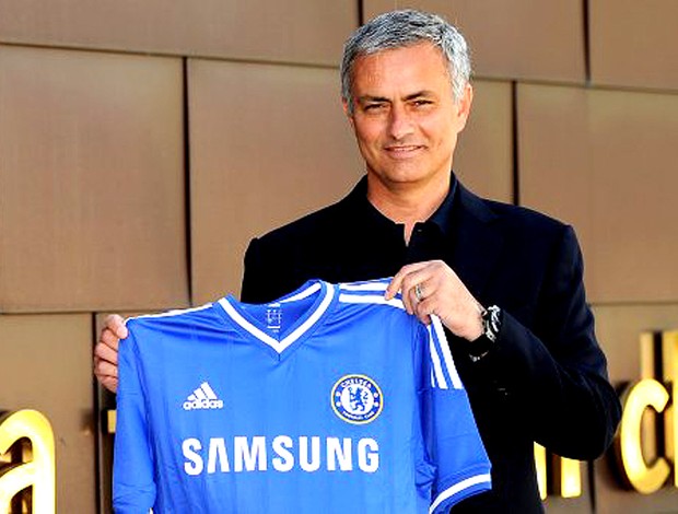 José Mourinho camisa Chelsea (Foto: Divulgação / Site Oficial do Chelsea)