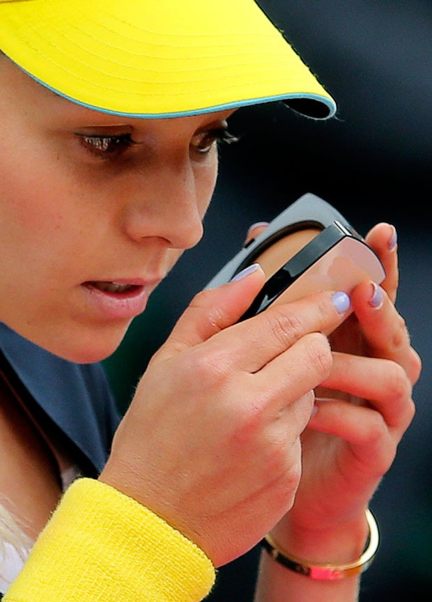 Tênis Maria Kirilenko retoca a maquiagem em ROland Garros (Foto: Agência Reuters)