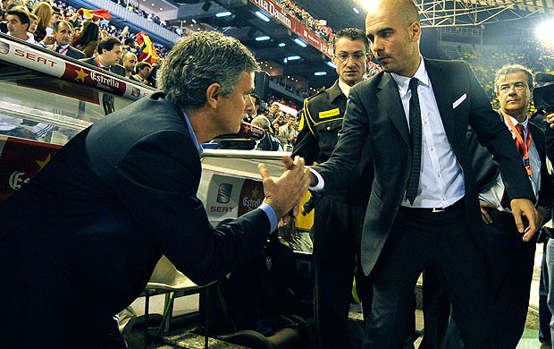 José Mourinho e Pep Guardiola na partida do Barcelona contra o Real Madrid (Foto: AFP)