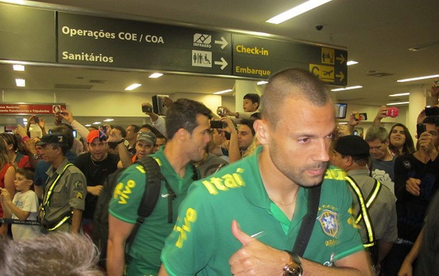 Desembarque seleção brasil goiania Diego Cavalieri (Foto: Richard Souza)