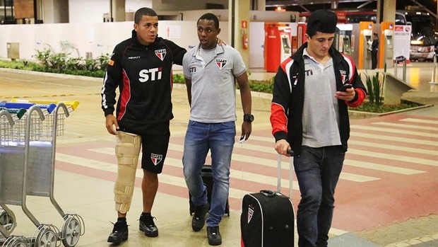 Carleto recebe ajuda do volante Wellington para caminhar (Foto: Rubens Chiri / site oficial do SPFC)