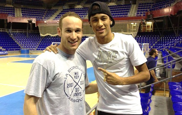 Neymar Marcelinho Huertas apresentação Barcelona (Foto: Reprodução / Twitter)