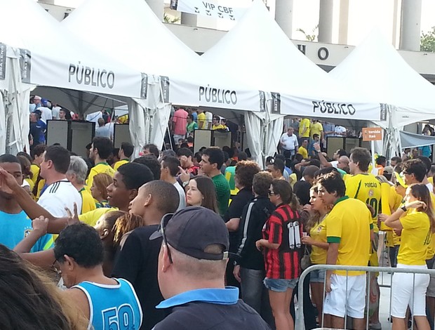 Maracanã fila longa entrada Bellini (Foto: Marcelo Baltar)