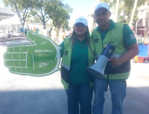 Maracanã Voluntários com orientações aos torcedores (Foto: Marcelo Baltar)