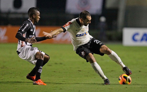 Danilo e Cicinho, Corinthians x Ponte Preta (Foto: Nelson Antoine/Agência Estado)