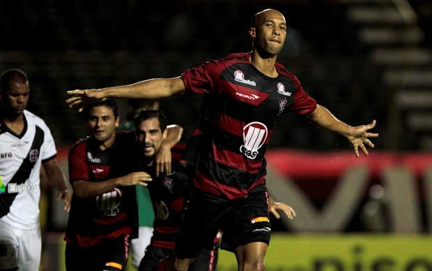 Dinei comemora, Vitória x Vasco (Foto: Eduardo Martins/Futura Press)