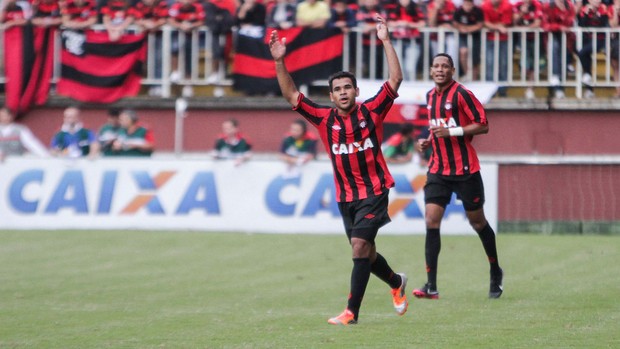 Ederson comemora gol do Altético-PR sobre o Flamengo (Foto: Joka Madruga/Agência Estado)