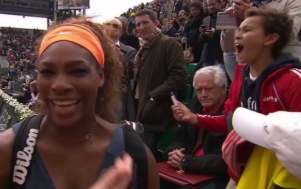 Torcedor comemoração autógrafo Serena Williams terceira rodada Roland Garros (Foto: Reprodução / YouTube)