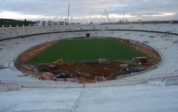 Gramado do novo Beira-Rio já cresceu e recebe tratamento (Foto: Divulgação Inter/AG)