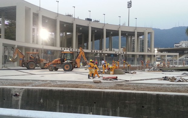 Obras no maracana, funcionários correm contra o tempo (Foto: Janir Junior)