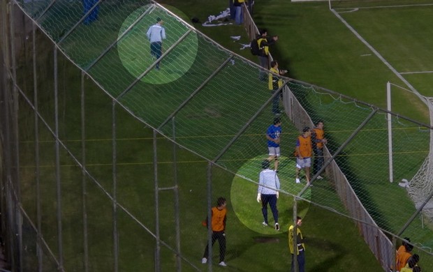 Jogadores do Fluminense viram gandulas no fim do jogo contra Olympia (Foto: Rafael Cavalieri)