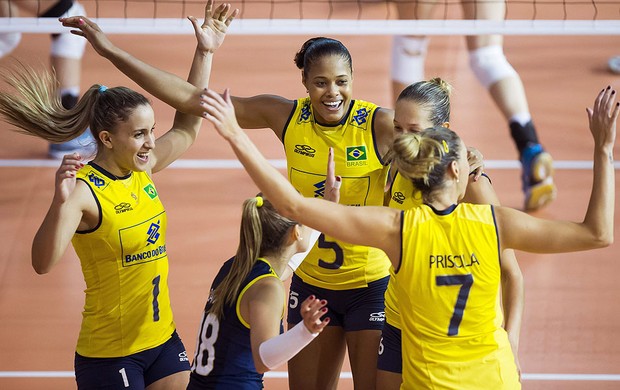 comemoração vôlei Brasil x Suíça Masters (Foto: EFE)