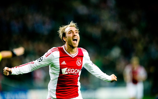 Christian Eriksen comemora gol do Ajax sobre o Manchester City (Foto: AFP)