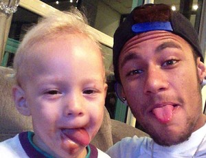 Neymar e Davi Lucca, chocolate (Foto: Reprodução  / Instagram)