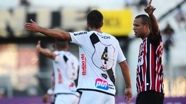 Luis Fabiano São Paulo x Ponte Preta  (Foto: Marcos Ribolli / Globoesporte.com)