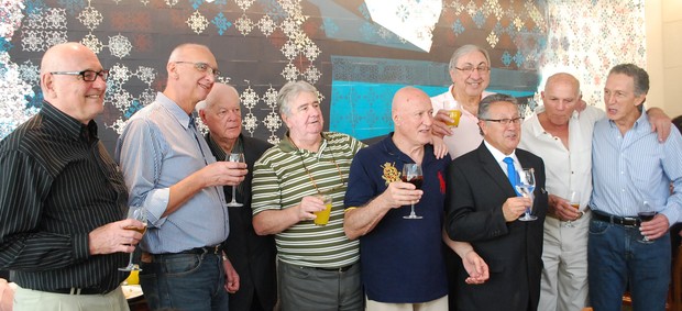 Bicampeões mundiais de 63 brindam os 50 anos da conquista (Foto: Marcos Guerra)