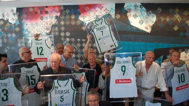 Bicampeões mundiais de 63 recebem homenagem da CBB (Foto: Marcos Guerra)