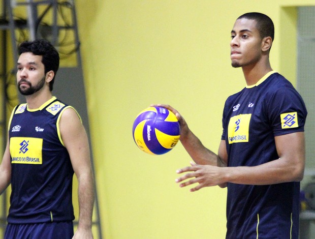 Lucarelli e William treino vôlei seleção (Foto: Divulgação / CBV)