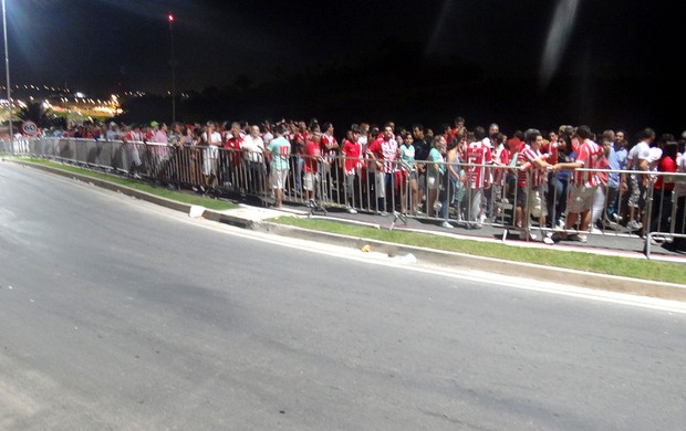 fila saída Arena Pernambuco inauguração (Foto: Marcelo Baltar)