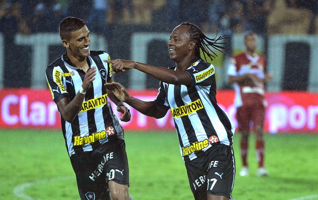 Andrezinho e Rafael Marques gol Botafogo CRB (Foto: Fernando Soutello / Agif)