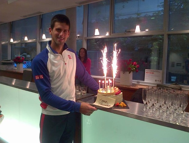 Djokovic tênis bolo aniversário (Foto: Reprodução/Facebook)