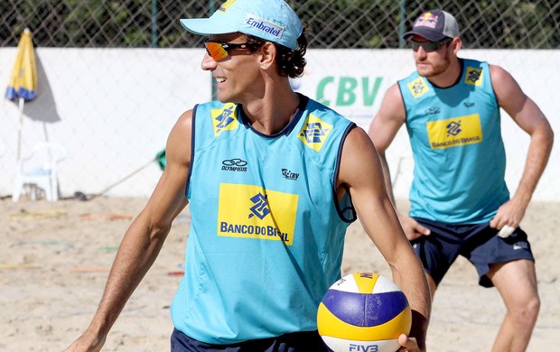 Alison e Emanuel vôlei de praia treino (Foto: Alexandre Arruda / CBV)