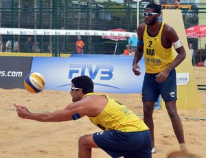 Vitor e Evendro, em Xangai, Circuito Mundial de Vôlei de Praia (Foto: FIVB / Divulgação)