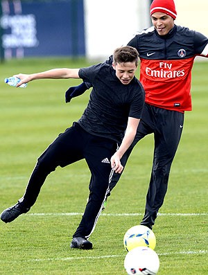 Brooklyn Beckham Thiago Silva treino PSG (Foto: AFP)