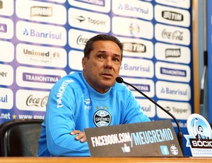 Luxemburgo concede entrevista pelo Grêmio (Foto: Lucas Uebel/Divulgação, Grêmio)