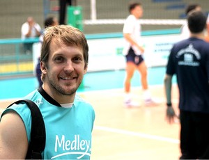 André Heller, capitão e meio-de-rede da equipe do Medley/Campinas, acompanha o vôlei das Olimpíadas Escolares (Foto: Gilvan Moreira/Inovafoto/COB)