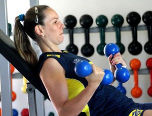 vôlei Fabíola treino musculação (Foto: Divulgação / CBV)