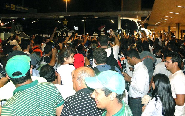 ônibus torcida Atlético-MG no embarque para o México (Foto: Tarciso Badaró)