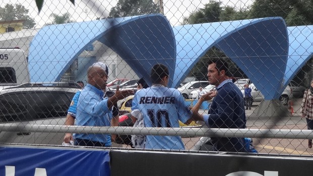 Segurança retira faixas de protesto de torcedores do Grêmio (Foto: Hector Werlang/Globoesporte.com)