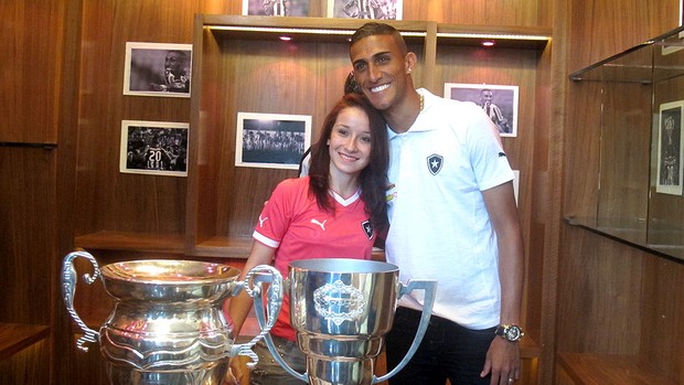 Rafael Marques tarde autógrafos Botafogo (Foto: Fred Huber)