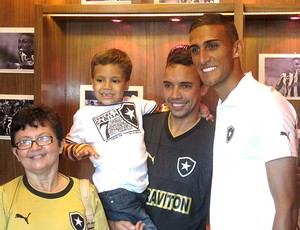 Rafael Marques tarde autógrafos Botafogo (Foto: Fred Huber)