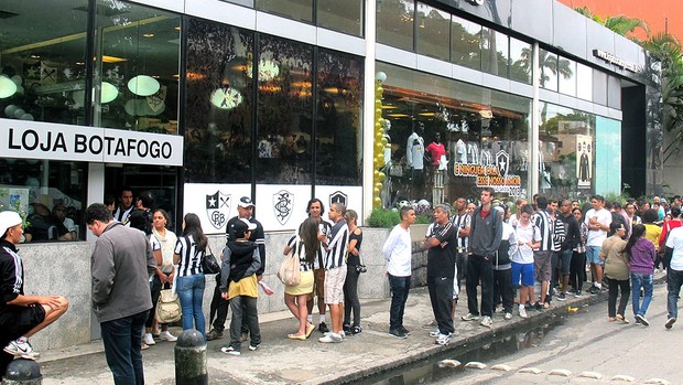 Rafael Marques tarde autógrafos Botafogo (Foto: Fred Huber)