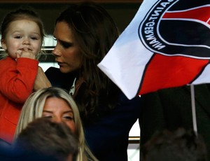 Victoria Beckham leva a filha Harper para assistir ao jogo de despedida do pai. (Foto: Agência Reuters)