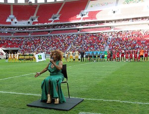 Elza soares canta antes do início da final entre Brasiliense e Brasília estádio mané garrincha (Foto: Francisco Stuckert / Futura Press)